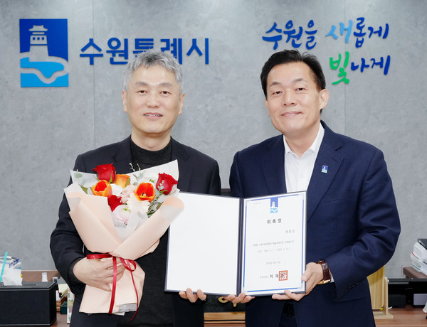 이재준 수원시장이 위촉장 수여 후 권호성 예술감독(왼쪽)과 함께하고 있다.[사진=수원특례시]