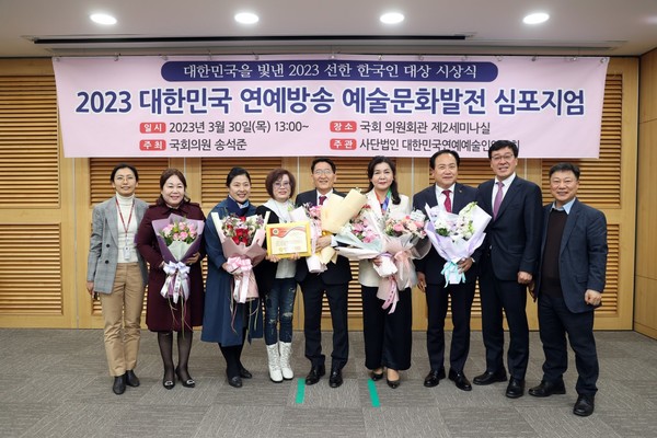 김기정 수원특례시의회의장,   '2023년 대한민국을 빛낸 선한 한국인상' 수상[사진=수원특례시의회]