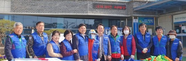 진위면 지역사회보장협의체, 봄맞이 관내 대청소 실시[사진=평택시]