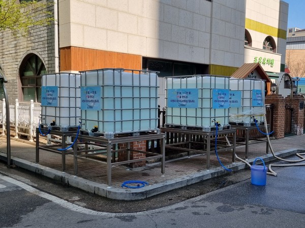 상수도사업소 직원들이 주민들에게 비상급수를 하고 있다.[사진=수원특례시]