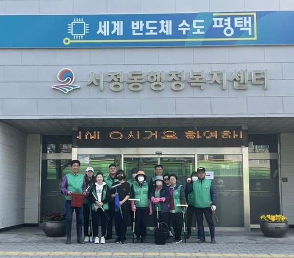 평택시 서정동 새봄맞이 버스 승강장 대청소[사진=평택시]