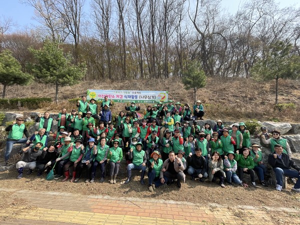 오산시 새마을회, 유엔군 초전기념비 묘목 식재 행사[사진=오산시]