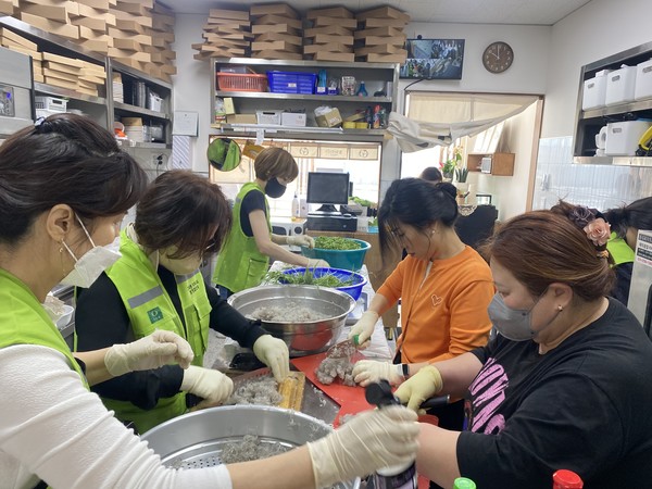 평택시 고덕동 지역사회보장협의체 만두 나눔 행사[사진=평택시]