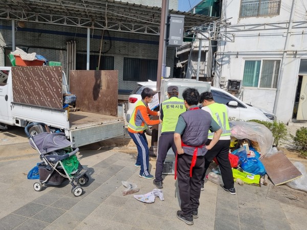 평택 서정리시장 야외공연장 무단 적치물 정비[사진=평택시]
