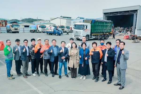 황계동 적환장에서 공무직들의 근무환경 및 애로사항을 청취한 화성시의회 기획행정위원회[사진=화성시의회]
