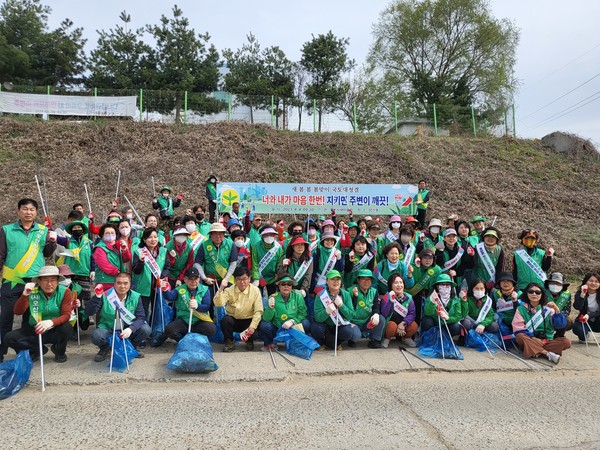 오산시 새마을회, 새봄맞이 마을 단장 발벗고 나서[사진=오산시]