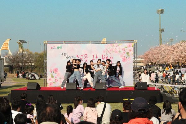 오산시 특별공연‘예술이 흩날리는「벚꽃 It Day」in 오산천[사진=오산시]