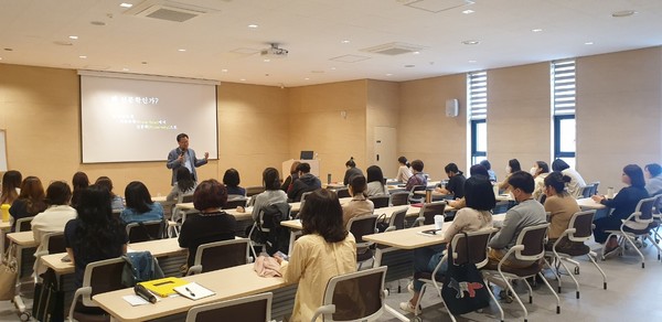 드로잉 에세이 함께 쓰기 강연 모습.[사진=수원특례시]