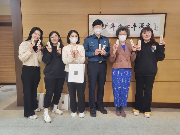 평택경찰서 학교전담경찰관, 청소년지원센터 찾아 검정고시 합격 응원[사진=평택시]