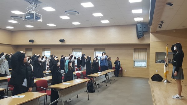 4-H 회원들이 입단식을 하고 있다.[사진=수원특례시]