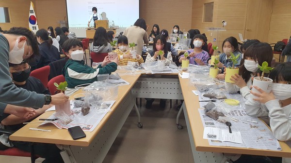 4-H 회원들이 과제 실습을 하고 있다.[사진=수원특례시]