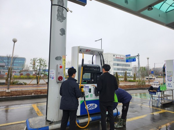 점검반이 주유소에서 점검하고 있다.[사진=수원특례시]