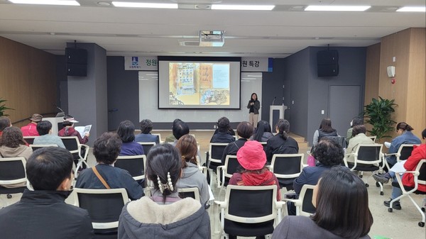 12일 영흥수목원에서 도시정원 특강을 진행하고 있다.[사진=수원특례시]