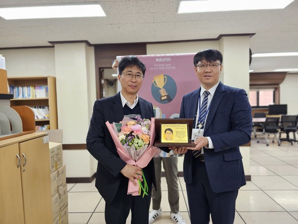 이상무 기획총괄담당사무관 상패 수여[사진=경기도교육청]