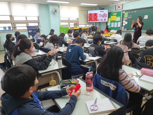 학생들이 ‘찾아가는 문화다양성 이해교육’을 받고 있다.[사진=수원특례시]