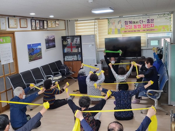 장안구보건소가 홀몸 어르신을 대상으로 건강관리 프로그램을 진행하고 있다.[사진=수원특례시]