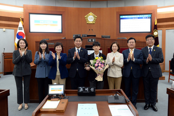 제276회 오산시의회(임시회) 손정원 어린이의회 의장 명예의장 위촉[사진=오산시의회]