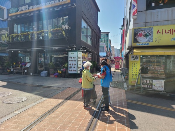 신장1동 지역사회보장협의체, 복지 사각지대 발굴 홍보 행사[사진=평택시]