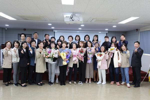 수상자들이 수상 후 기념 촬영을 하고 있다.[사진=수원특례시]