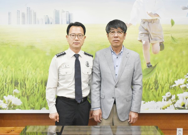 평택시의회 유승영 의장, 강봉주 평택소방서장 접견[사진=평택시의회]