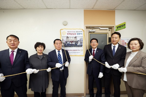 (왼쪽부터)  문화체육교육위원회 조문경 위원장, 국민의힘 이재선 대표, 이재식 부의장, 김기정 의장, 의회운영위원회 강영우 위원장, 기획경제위원회 유준숙 위원장[사진=수원특례시의회]