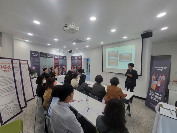 이동근 학예사가 강연하고 있다.[사진=수원특례시]