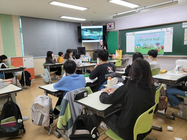 초등학생들이 ‘찾아가는 미래교통 교육’을 받고 있다.[사진=수원특례시]