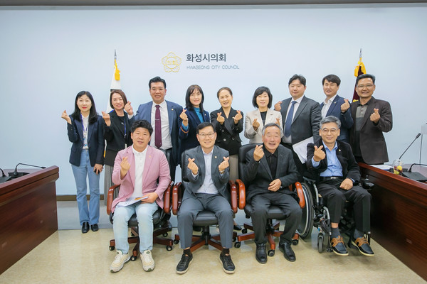 화성시의회 교육복지위원회가 화성팔탄민요 활성화를 위한 정책간담회를 개최해 관계자들과 사진 촬영중이다.[사진=화성시의회]