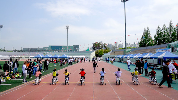 오산시, 제35회 어린이 자전거 달리기 대회 개최[사진=오산시]