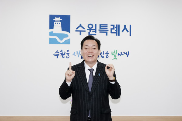 이재준 시장이 일회용품 제로챌린지에 참여하고 있다.(사진 속 숫자 10은 ‘1회용품 없는(0) 날’ 행사를 의미)[사진=수원특례시]