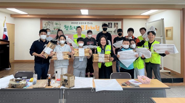 세교동 청소년지도위원회,  청소년문화체험 '목공 트레이 만들기 체험' 추진[사진=평택시]
