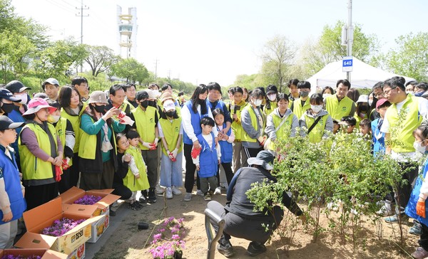 오산시, 제53회‘지구의 날’탄소중립을 위한 ‘공존과 평화 나무심기’[사진=오산시]