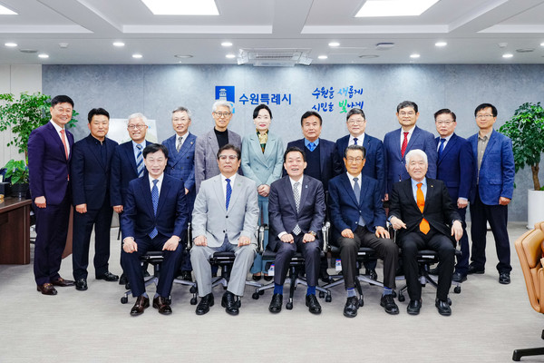 이재준 시장(앞줄 가운데)과 수원특례시 기독교 장로연합회 주요 임원진이 간담회 후 기념촬영을 하고 있다.[사진=수원특례시]