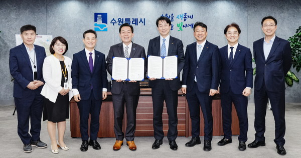 이재준 수원시장(왼쪽 4번째), 김경덕 SK브로드밴드 CIC장(오른쪽 4번째) 등이 협약 후 함께하고 있다.[사진=수원특례시]