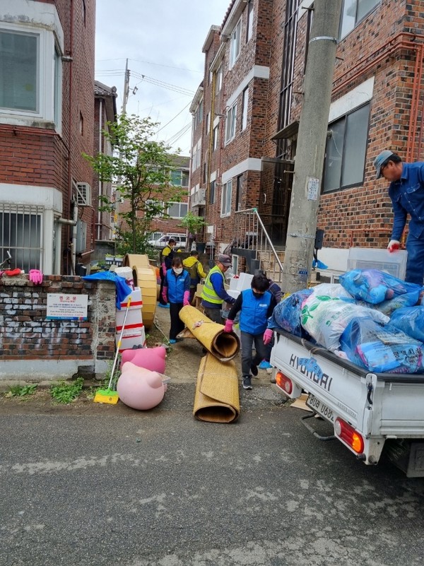 바르게살기운동 서정동위원회, 고난도 사례관리가구에 봉사활동 펼쳐[사진=평택시]