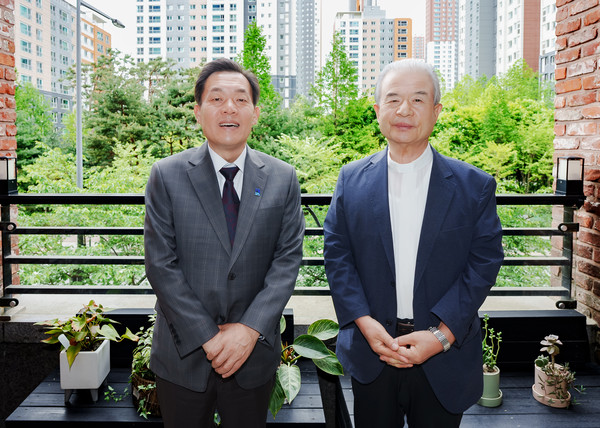 이재준 수원시장(왼쪽)과 이용훈 수원교구장이 함께하고 있다.[사진=수원특례시]