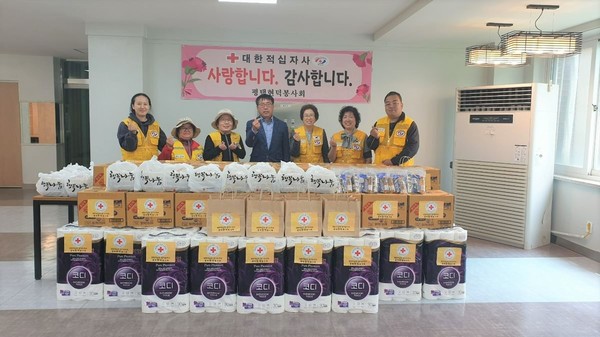 현덕면 적십자봉사회, 지역사회보장협의체 소외계층에게 이웃돕기 물품 전달[사진=평택시]
