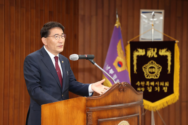 김기정 수원특례시의회 의장이 축사하고 있다.[사진=수원특례시의회]