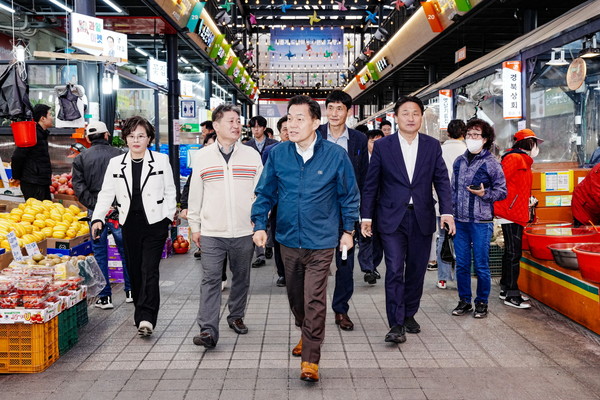 이재준 수원시장, 김영진 의원, 김미경 시의원 등이 화서시장을 둘러보고 있다.[사진=수원특례시]