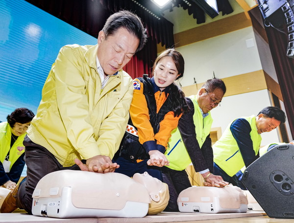 이재준 수원시장이 새빛안전지킴이 교육에 참여해 심폐소생술을 실습하고 있다.[사진=수원특례시]