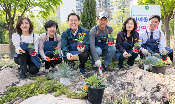이재준 수원시장(왼쪽 3번째) 등이 정원만들기에 함께하고 있다.[사진=수원특례시]