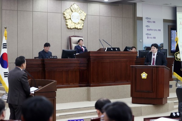 배지환 수원특례시의원이 이재준 시장에게 보충질의를 하고 있다[사진=수원특례시의회]