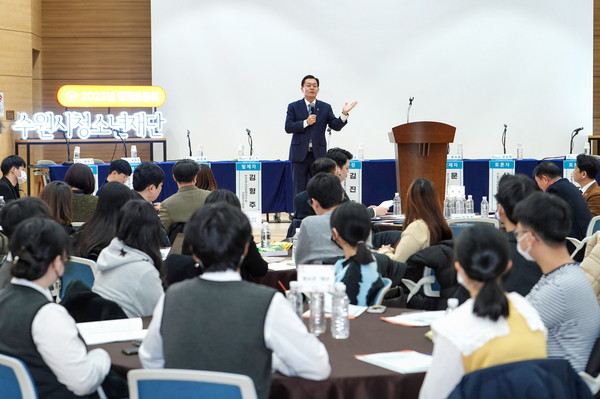 지난 2월21일 수원시청소년청년재단 확대 개편을 위해 마련된 정책토론회에서 이재준 수원특례시장이 인사말을 하고 있다.[사진=수원특례시]