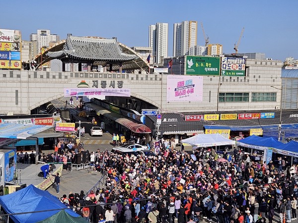 ‘전통시장 릴레이마케팅’ 행사가 열린 지동교 일원.[사진=수원특례시]