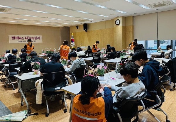 지산동 자원봉사나눔센터  5월 가정의 달, 지역 어르신께 카네이션 전달[사진=평택시]