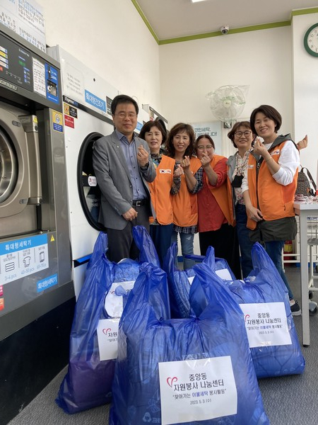 중앙동 자원봉사 나눔센터, 찾아가는 이불 세탁 봉사활동[사진=평택시]