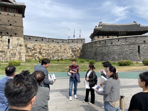 문화재청·한국문화재재단 관계자와 자문단이 현장실사를 하고 있다.[사진=수원특례시]