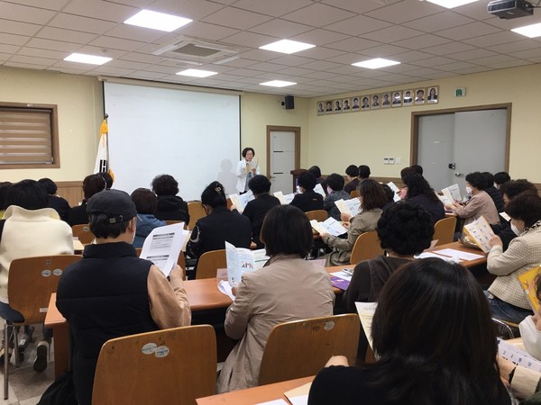 장안구보건소 관계자가 치매안심센터 사업을 안내하고 있다.[사진=수원특례시]