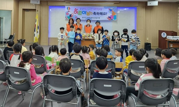 현덕면 지역사회보장협의체, 어린이날 맞아 꾸러미 전달[사진=평택시]