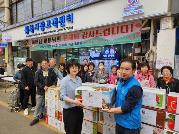 평택시 통복시장 상인회 어버이날 기념 사랑나눔 특별 봉사활동[사진=평택시]